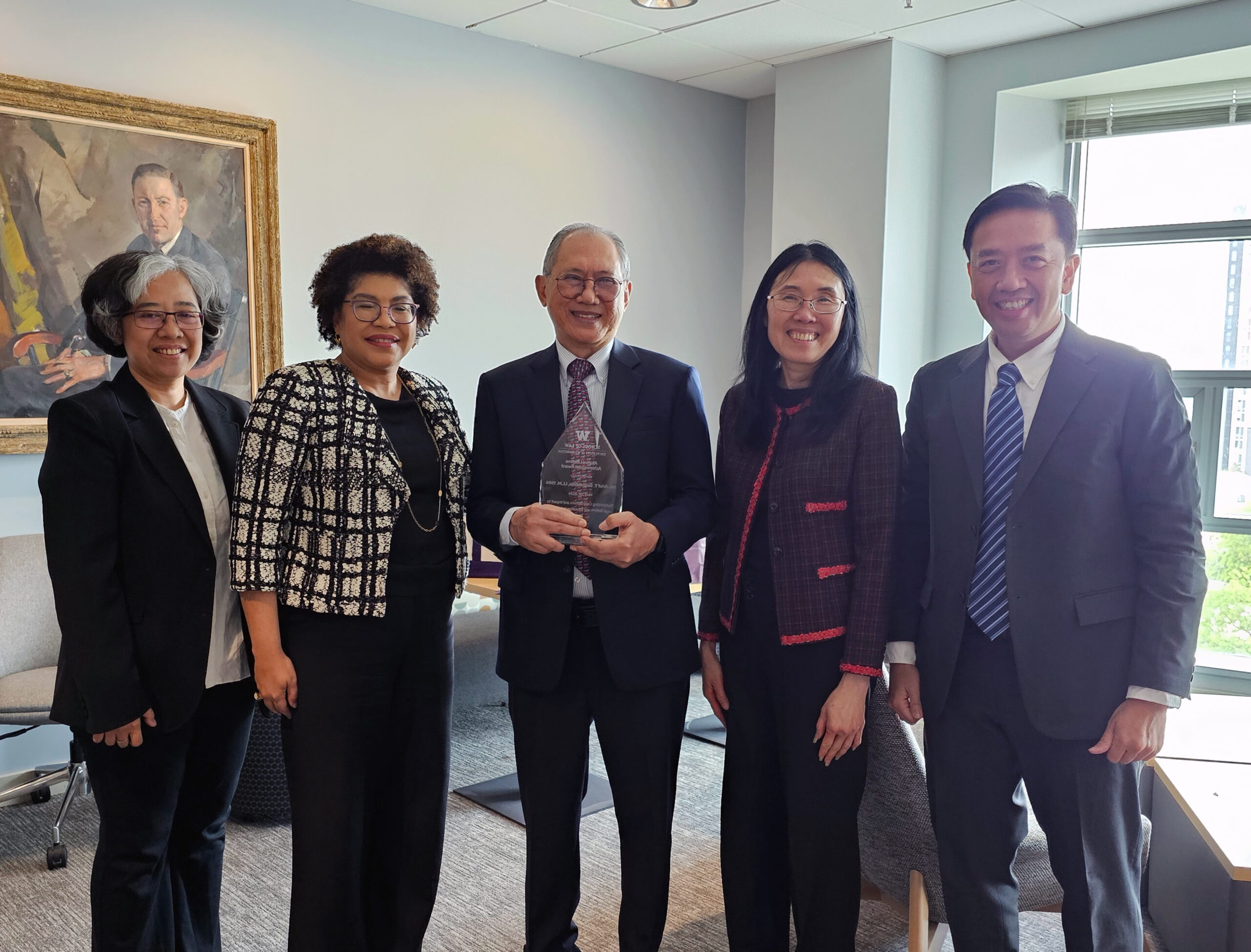 Ketua STH Indonesia Jentera Arief T. Surowidjojo Menerima Alumni Lifetime Achievement Award dari University of Washington